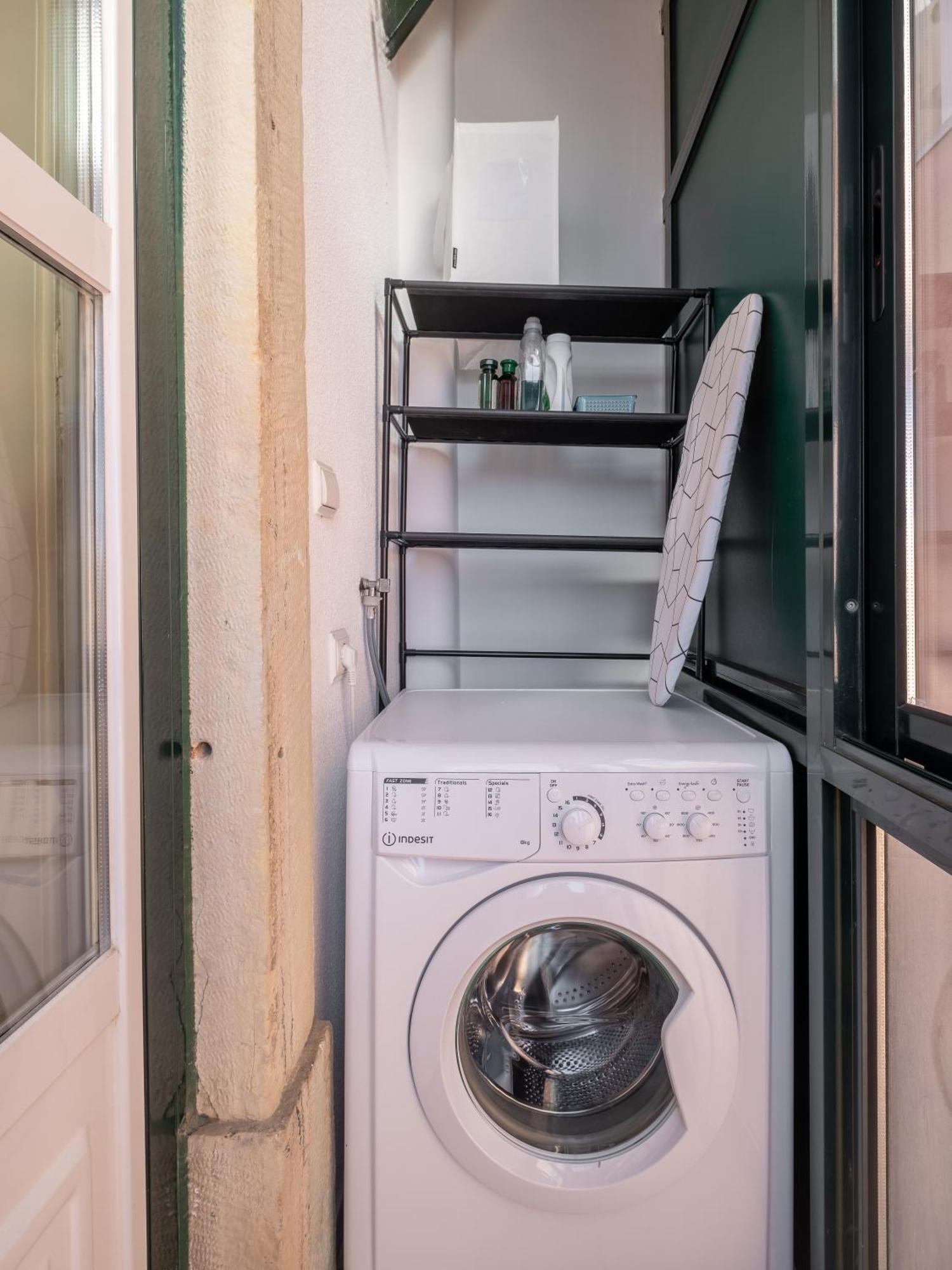 Cool Apartment Near Alfama Lisbon Bagian luar foto